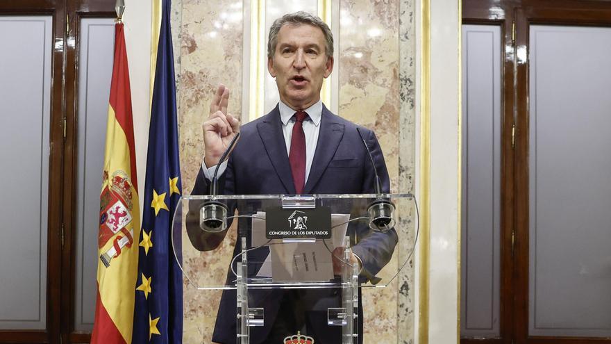 El líder del PP, Alberto Núñez Feijóo, atiende a la prensa en una comparecencia tras el pleno.