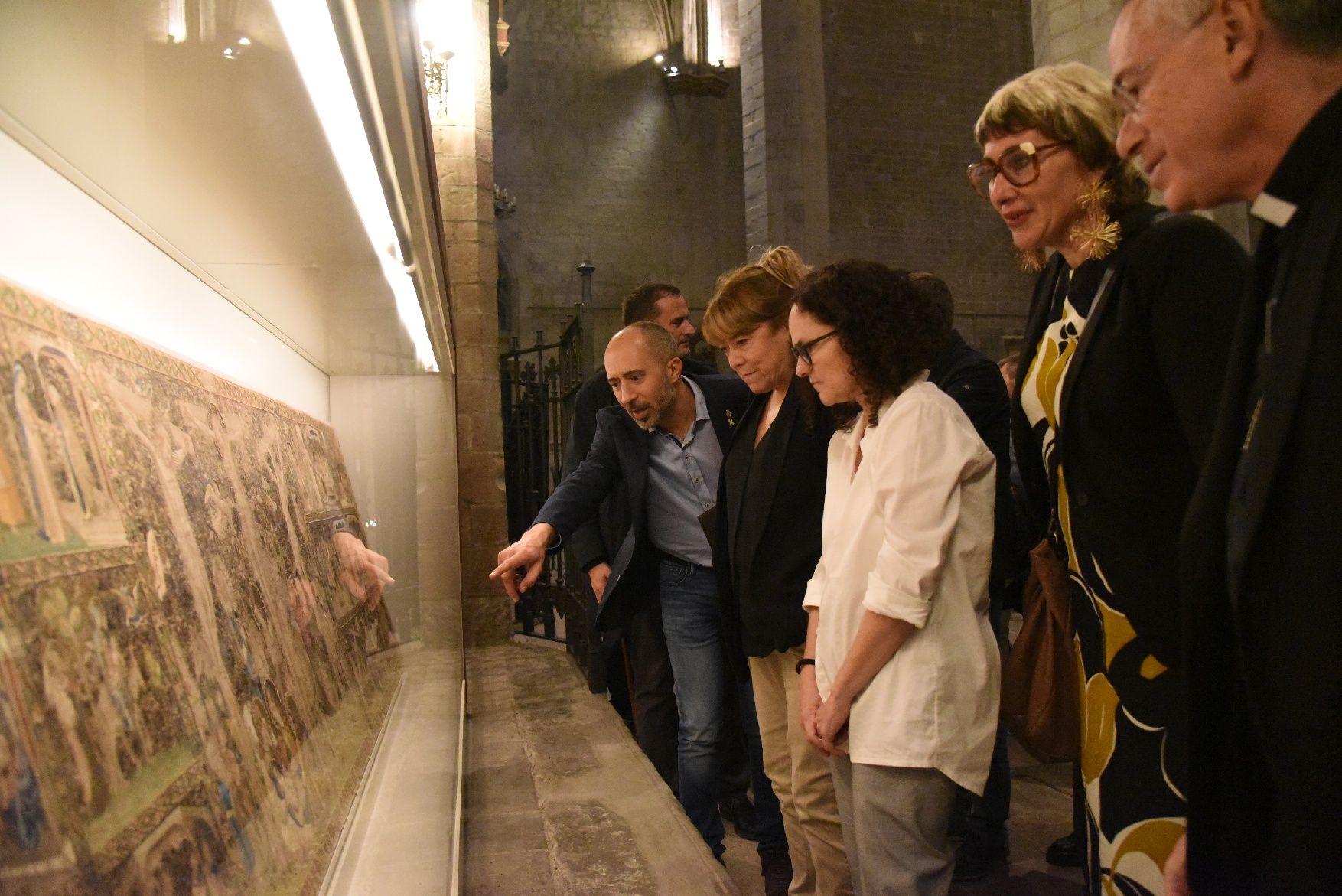 Un centenar de persones presencien a la Seu de Manresa la inauguració del frontal florentí restaurat