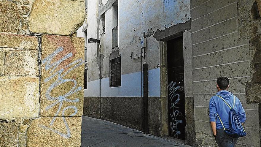La policía de Plasencia denunciará por atentar contra el patrimonio a un grafitero