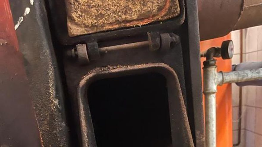 La falta de mantenimiento estropea la caldera del colegio de Domaio y malgasta el combustible