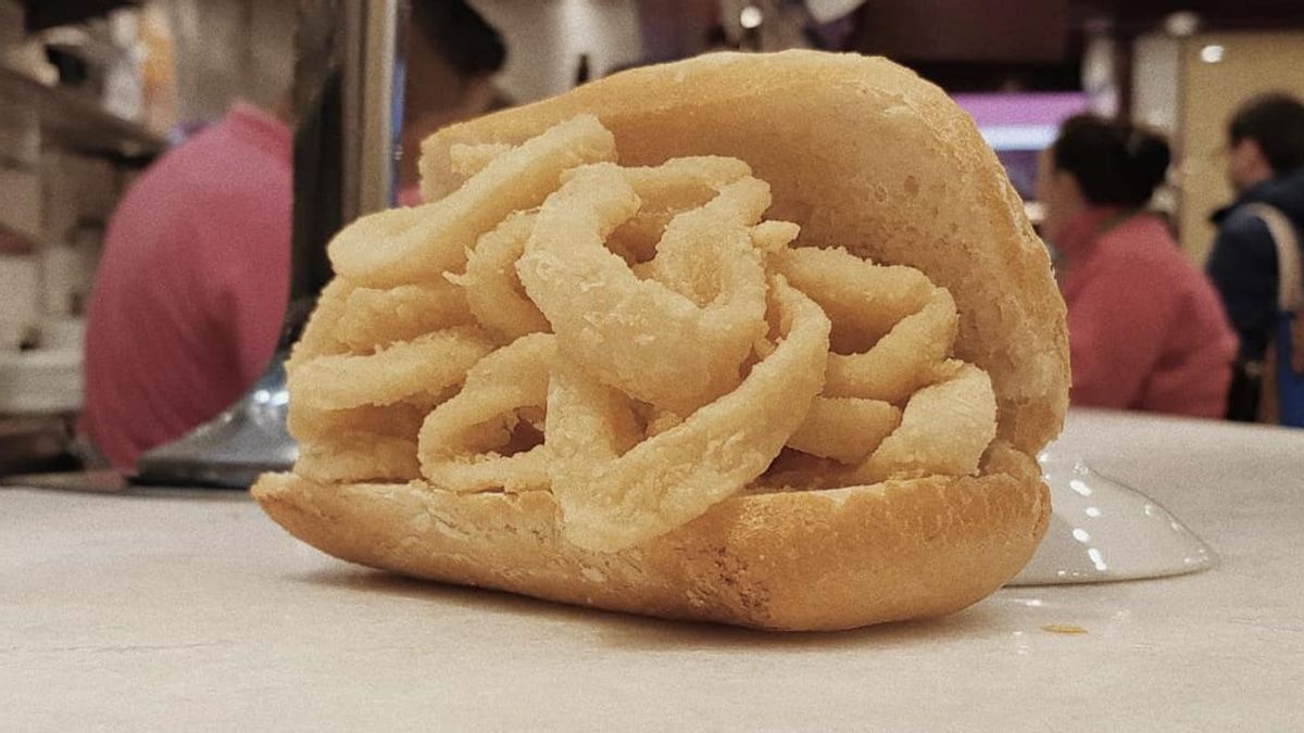 El mítico bocadillo de calamares de Madrid.