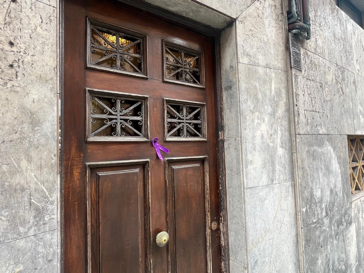 Lazo morado en la puerta del piso de la calle Contracay.