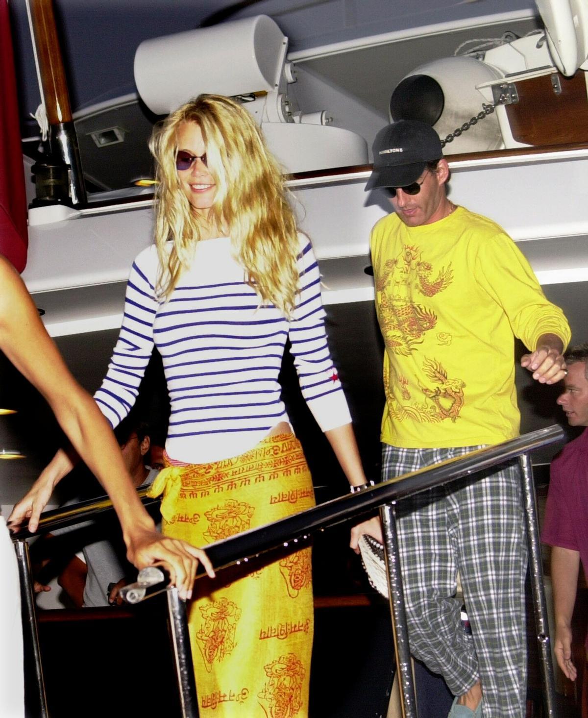 Claudia Schiffer desciende del yate de Valentino, atracado en Puerto Portals, en agosto de 2000
