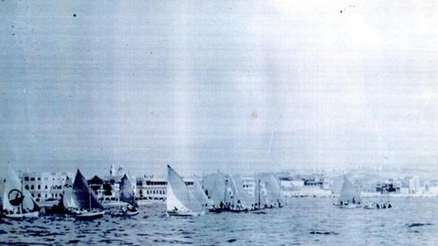 Una imagen de finales de los años cincuenta tomada durante una regata de barquillos y botes frente a la Playa de Las Canteras en la denominada Serie B, previa a la competición oficial. i LP