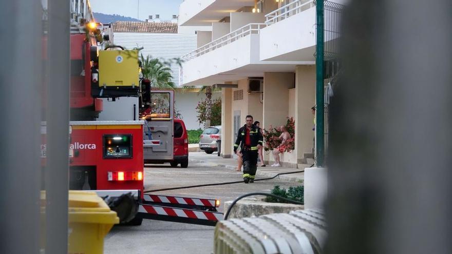 Mit einem Leiterwagen evakuierte die Feuerwehr die oberen Stockwerke.