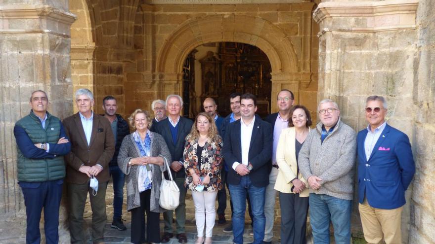 Un grupo de patronos ante el mausoleo de Fernando Valdés Salas.