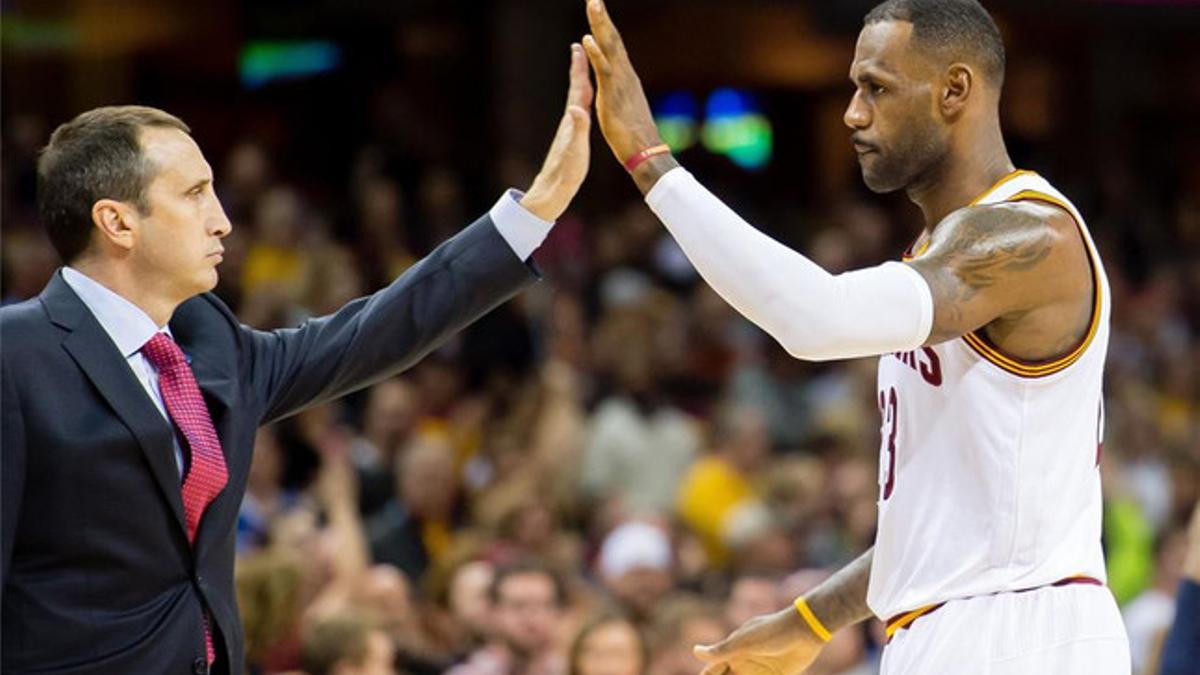 David Blatt celebra el triunfo con LeBron James