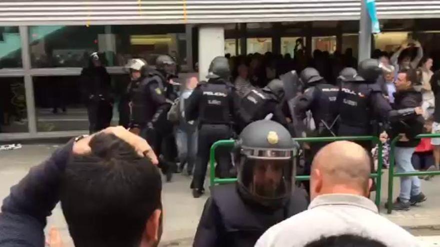 La Guardia Civil impide que se pueda votar en el colegio de Forcadell