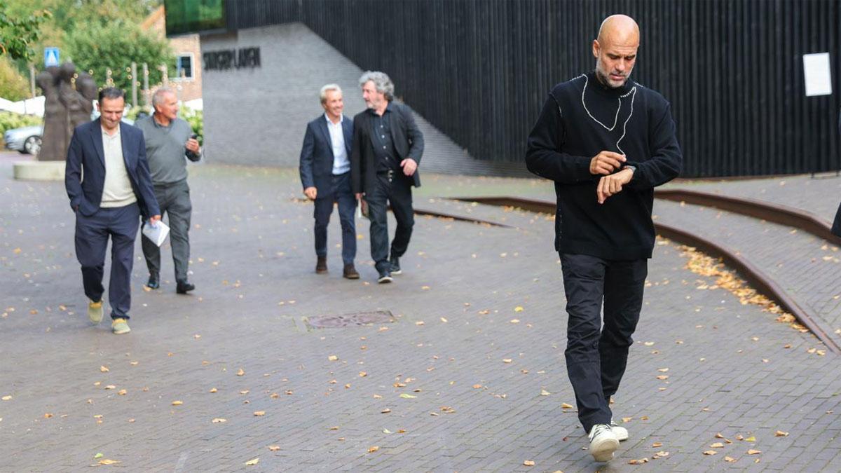 Pep Guardiola, y de fondo, sus excompañeros Sergi Barjuan, Txiki Begiristain y José Mari Bakero
