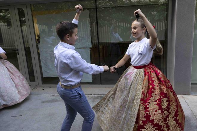 Lucía García y la corte infantil ensayan la "dansà de les Falles"
