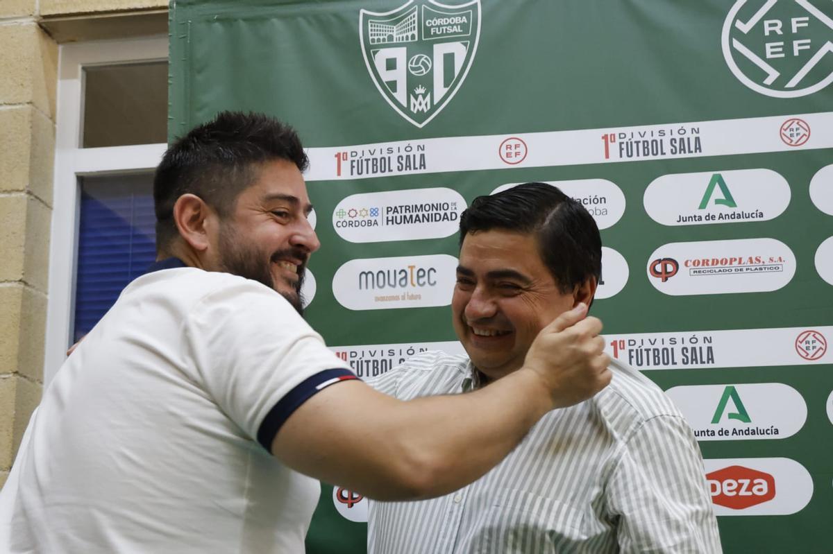 Josan González abraza a José García Román en su despedida.