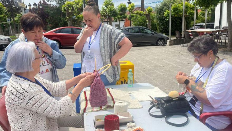 Arriba, algunas de las participantes. Abajo, Begoña Agudín, Elda Barroso y Marina Rodríguez. | M. R.