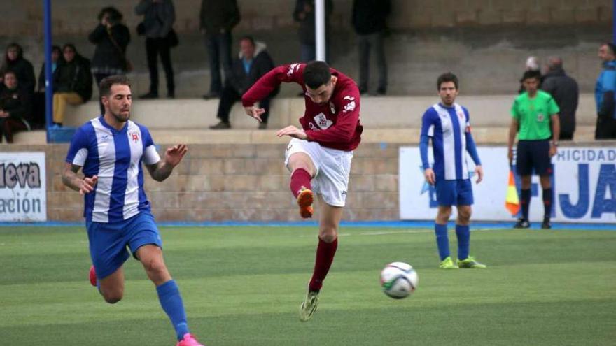 El centrocampista Álex Fernández dispara a portería en el partido disputado ayer ante el Izarra. // Área 11
