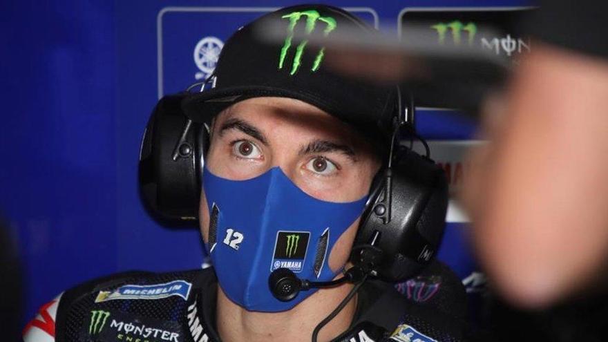 El catalán Maverick Viñales, en el box de Yamaha, en Motorland.