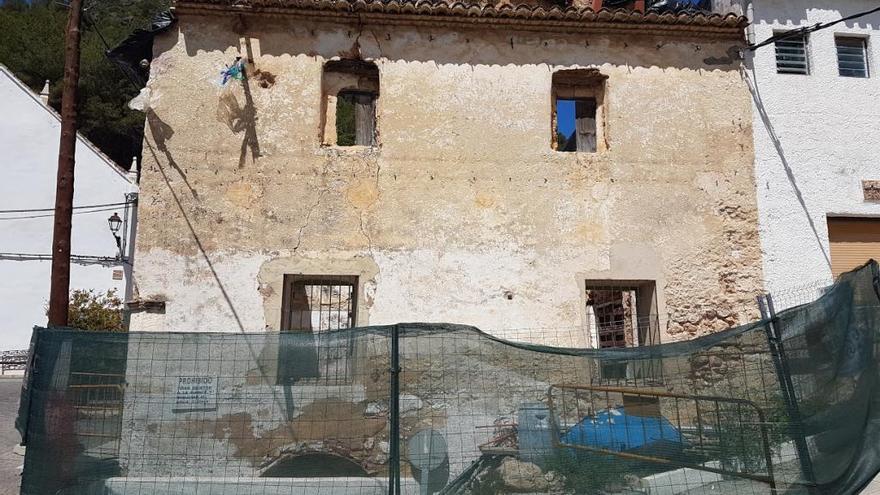 La histórica Casa Abadía de Forna, en riesgo de derrumbe al parar la Diputación las obras