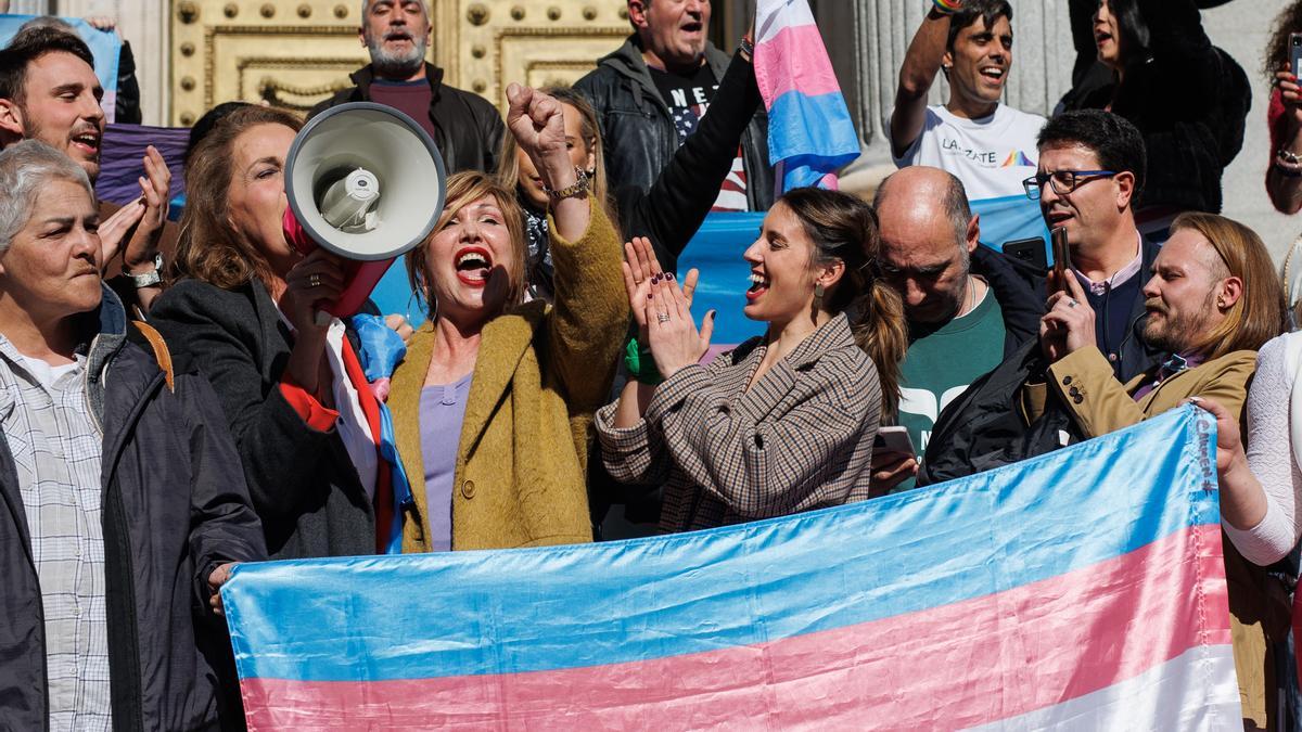 La directora general de Diversitat Sexual i Drets LGTBI, Boti García; la presidenta de la Federació de la Plataforma Trans, Mar Cambrollé i la ministra d'Igualtat, Irene Montero, a les portes del Congrés celebrant l'aprovació de la llei 'trans'