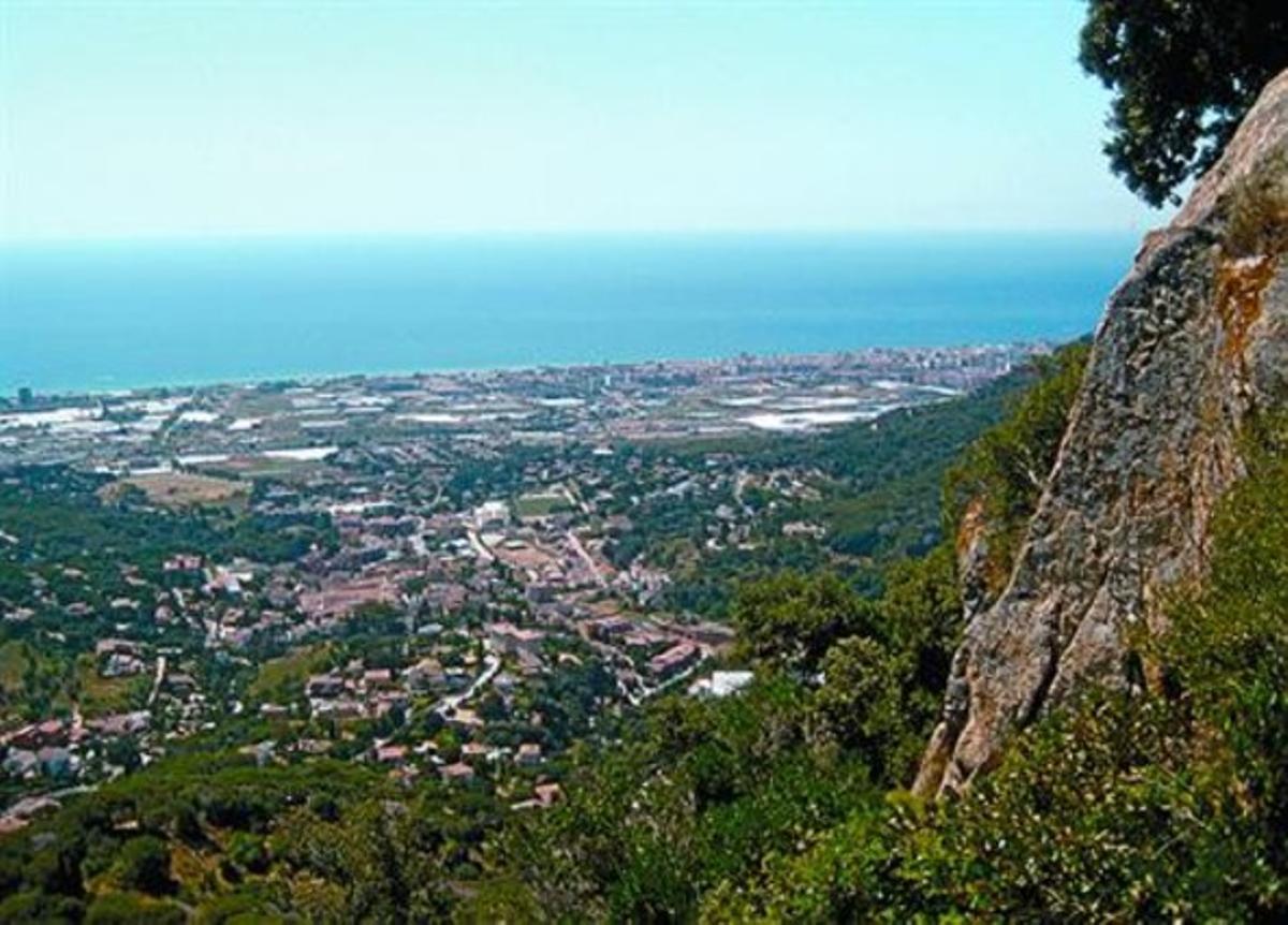 Una imatge de la serra del Montnegre a l’esquerra, i la costa del Maresme vista des del castell de Burriac. Una imatge de la serra del Montnegre a l’esquerra, i la costa del Maresme vista des del castell de Burriac.