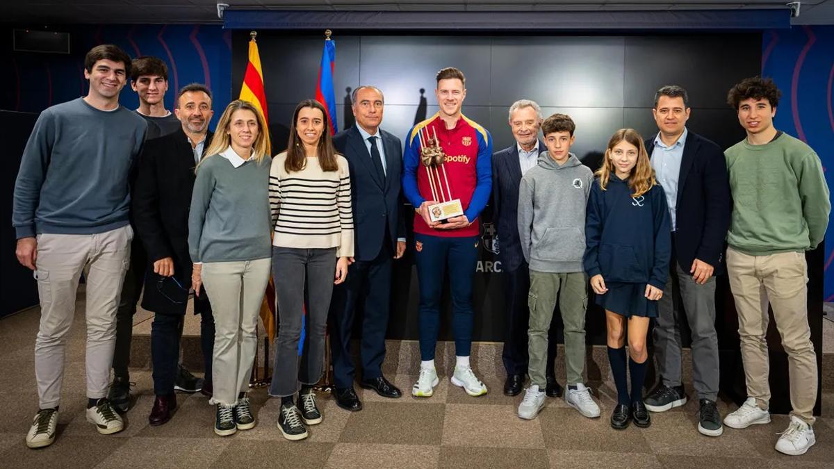 Ter Stegen y Rafa Yuste en la entrega del premio Aldo Rovira de la temporada 2022/23 junto a la familia Rovira