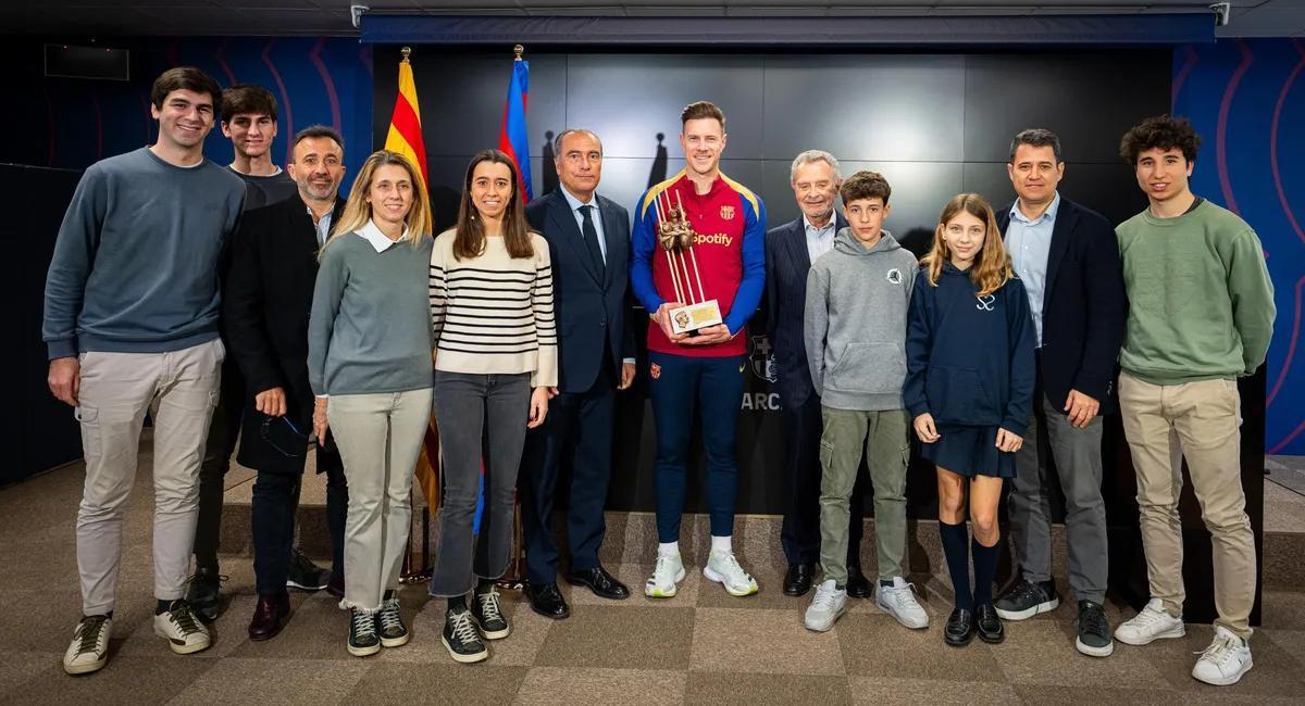 Ter Stegen y Rafa Yuste en la entrega del premio Aldo Rovira de la temporada 2022/23 junto a la familia Rovira