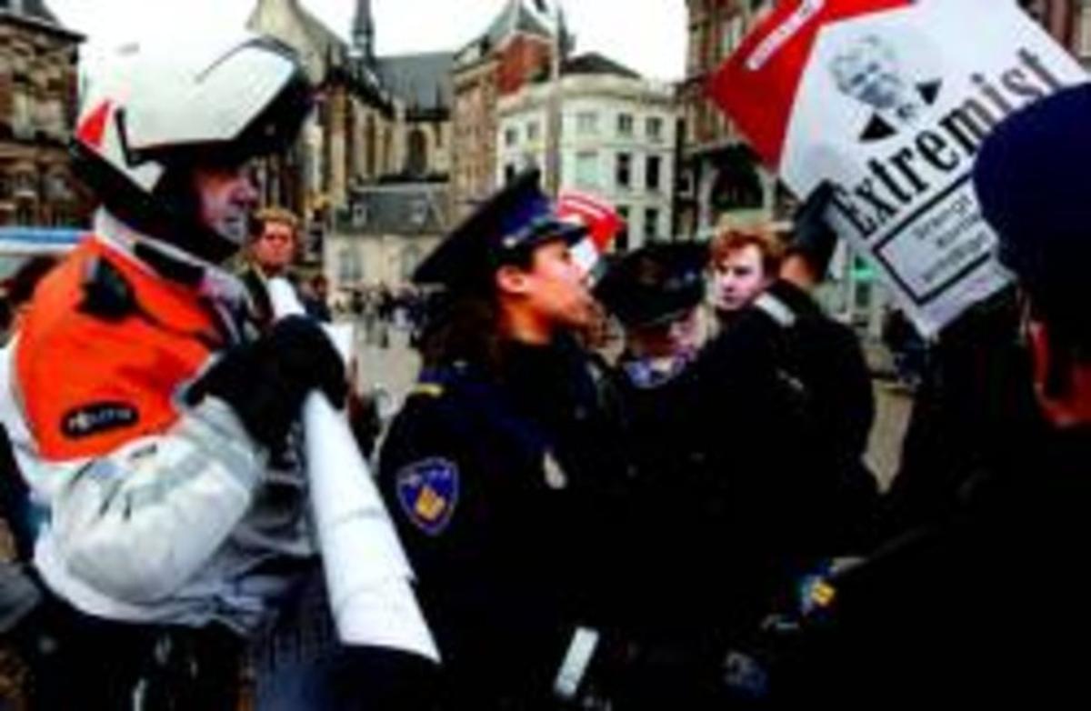 En acció Uns agents requisen cartells contra un líder ultradretà a Amsterdam. En acció Uns agents requisen cartells contra un líder ultradretà a Amsterdam.
