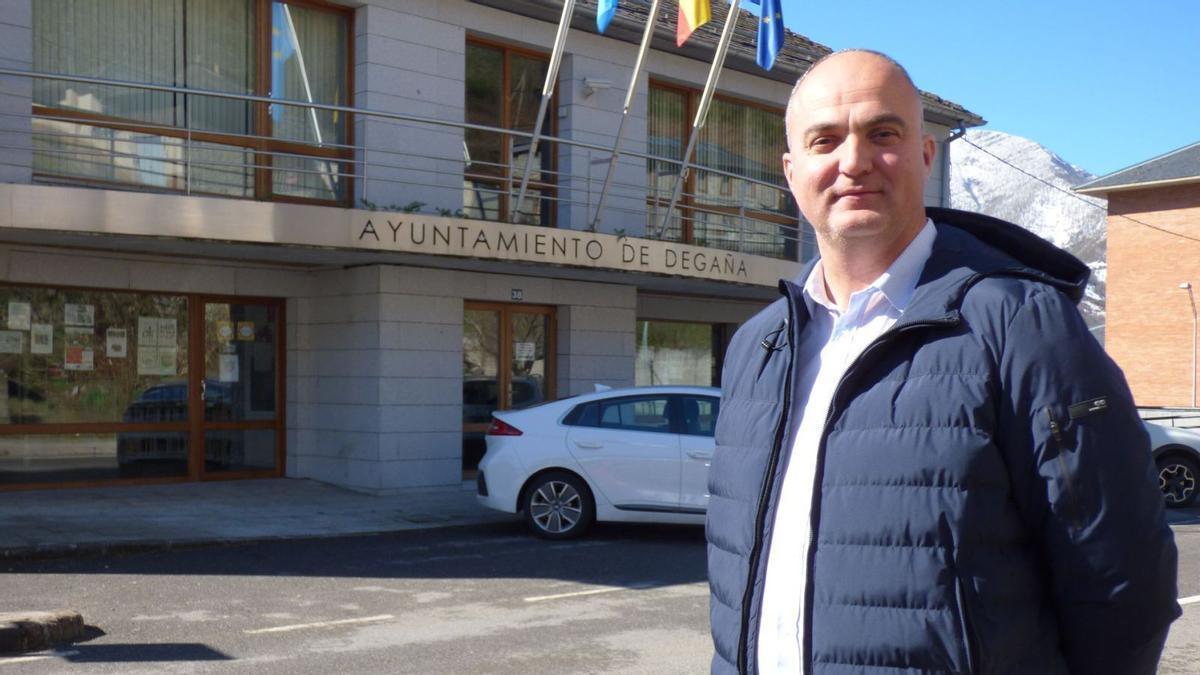 Óscar Ancares, alcalde de Degaña, ante el Ayuntamiento