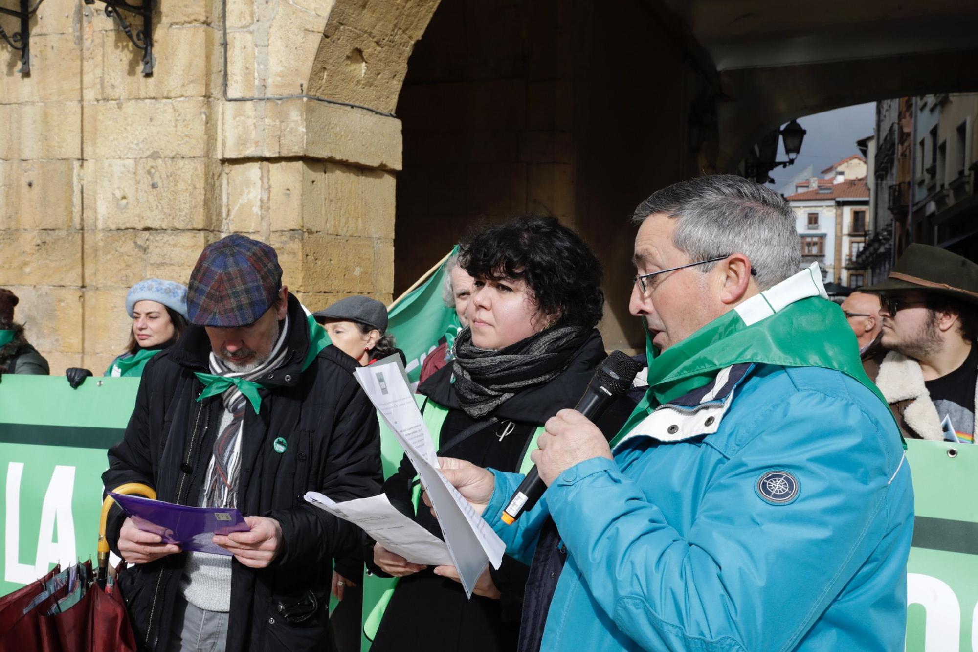 "La Vega no se vende, La Vega se defiende": así fue la concentración de Salvemos La Vega en Oviedo