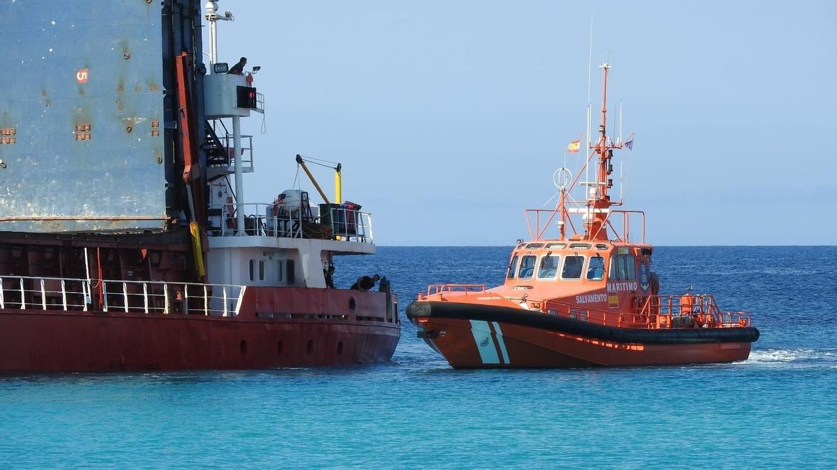 Un buque mercante encalla en una playa de Formentera