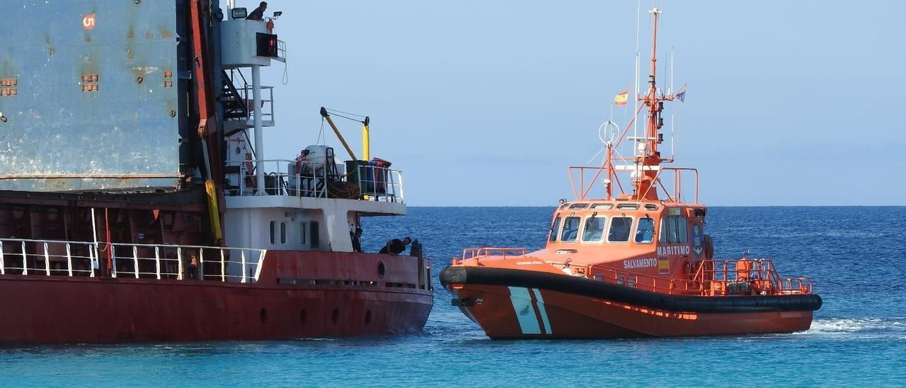 Un buque mercante encalla en una playa de Formentera