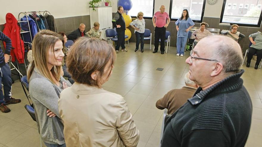 Carmen Moriyón y Eva Illán en una visita a una de las asociaciones instaladas en el centro social de El Natahoyo.