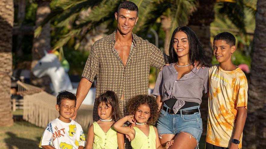 Georgina Rodríguez i Cristiano Ronaldo, amb els seus fills