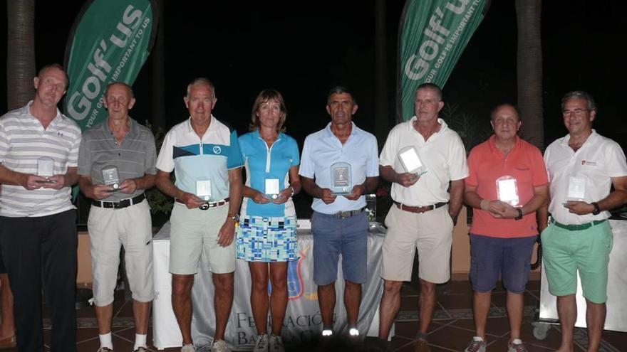 Los ganadores del Circuito Senior con sus trofeos.