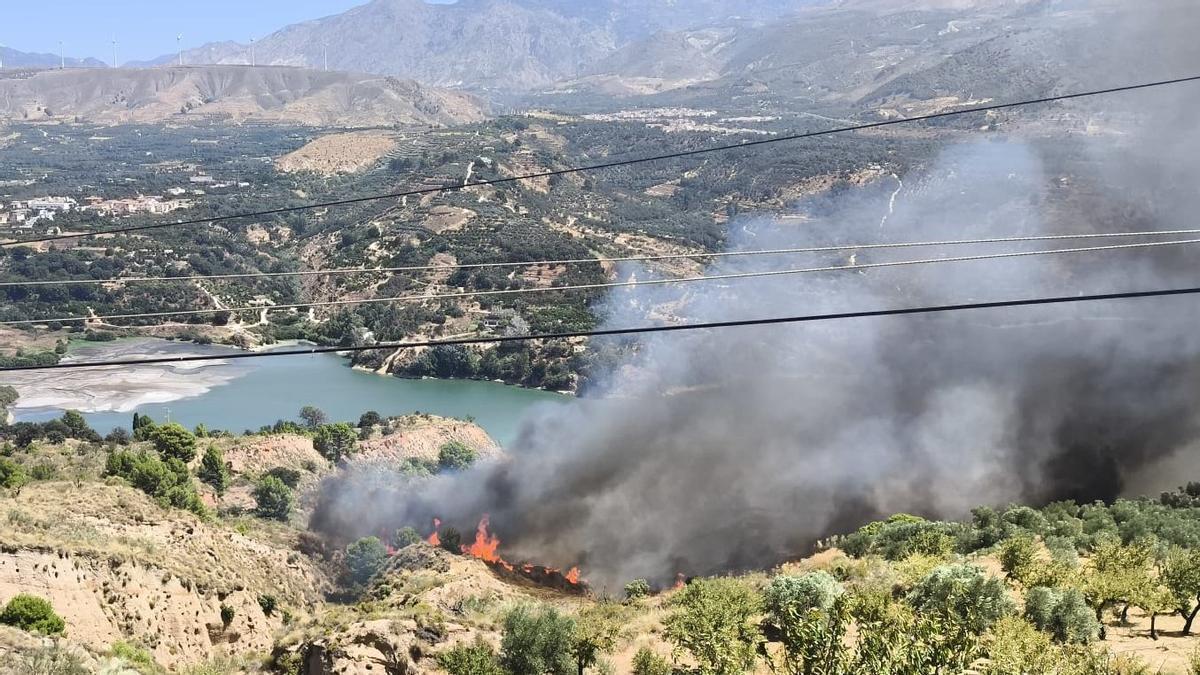 El incendio forestal de Pinos del Valle obliga a confinar a unos 640 vecinos y a evacuar a cien personas de un campamento, entre ellas 73 menores