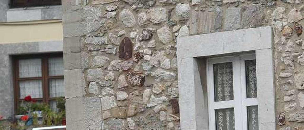 Turistas en Luanco, en el entorno de la torre del Reloj.