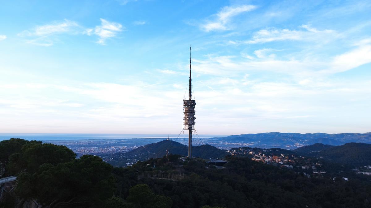 La antena del Tibidabo cielo sol nubes frío Barcelona