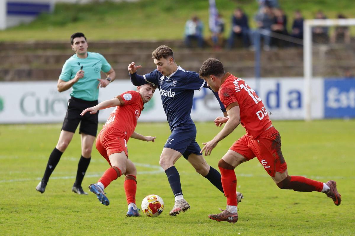 Basurto conduce el balón.