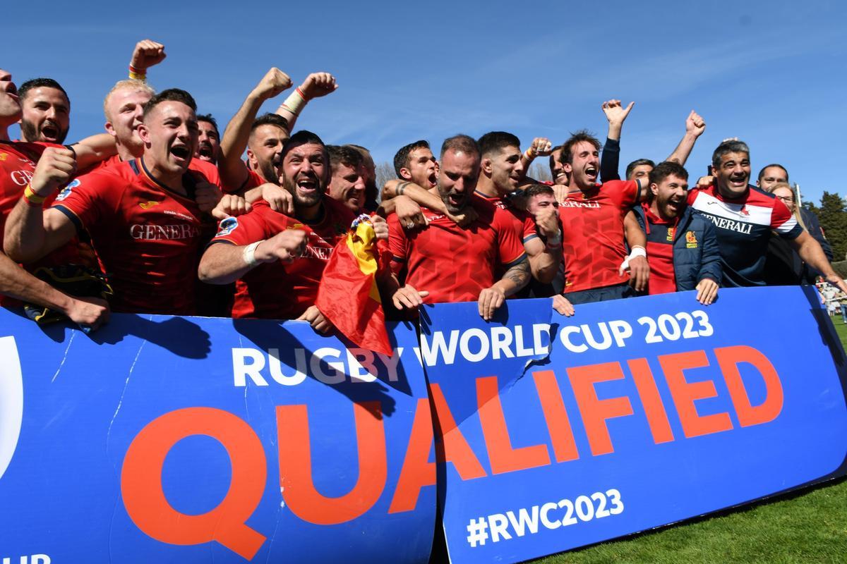 Los jugadores españoles celebran su clasificación al Mundial de Francia tras ganar a Portugal.