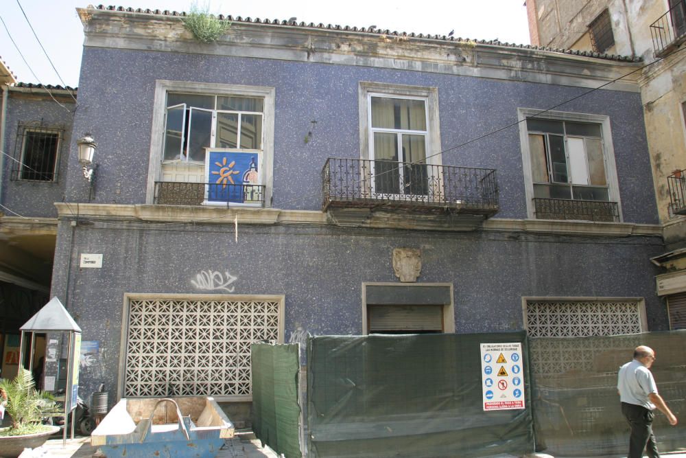 En los años 50 la fachada renacentista era destruida y se revistió de gresite azul.