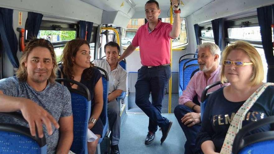 El alcalde de pie y concejales del Equipo de Gobierno en el autobús urbano, presentado ayer.