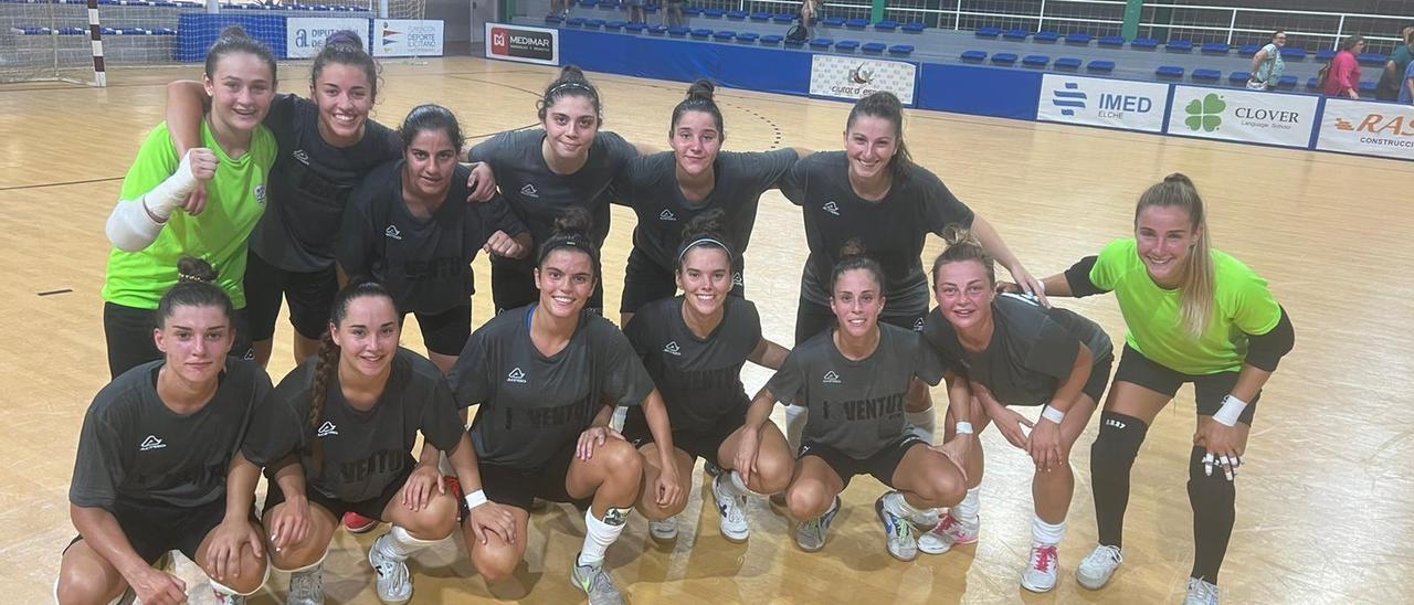 La jugadoras del Joventut d&#039;Elx, ayer, en el pabellón de Carrús