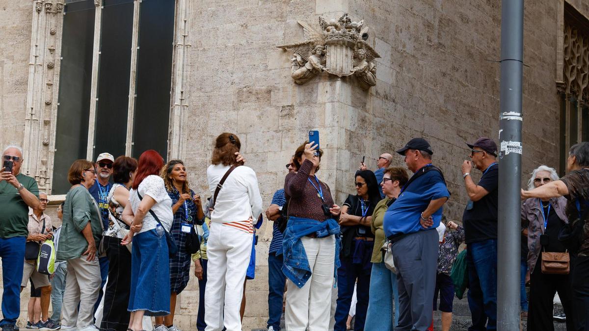 Turistas en el centro de València, en una imagen de este verano.