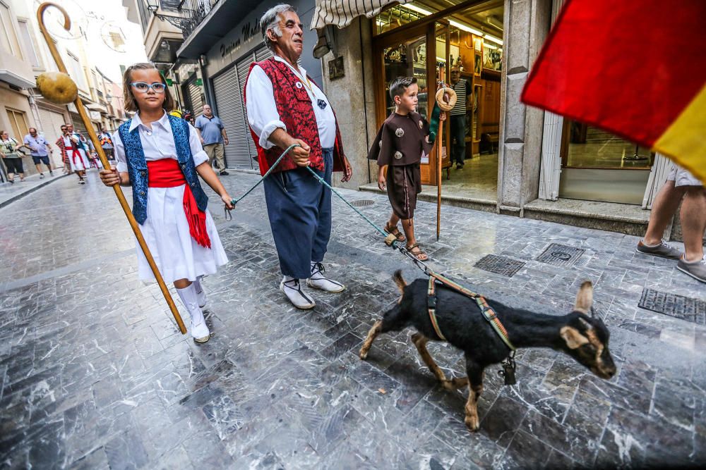 Centenares de callosinos participaron ayer en la tradicional comitiva por las principales calles del municipio vestidos con sus trajes huertanos.