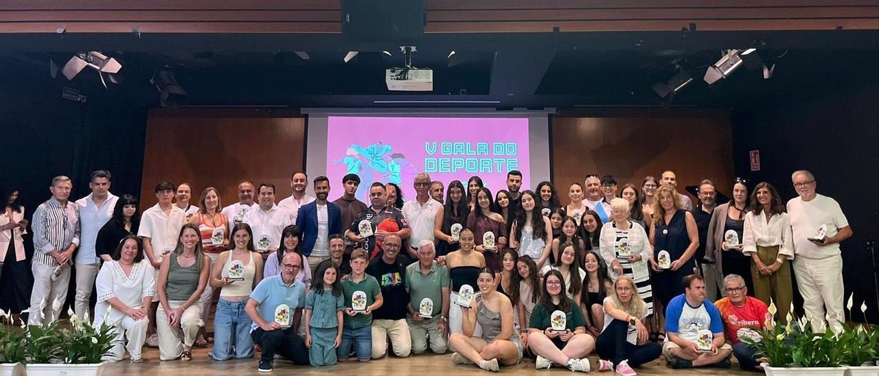 Foto de familia de los premiados en la Gala del Deporte de Nigrán.