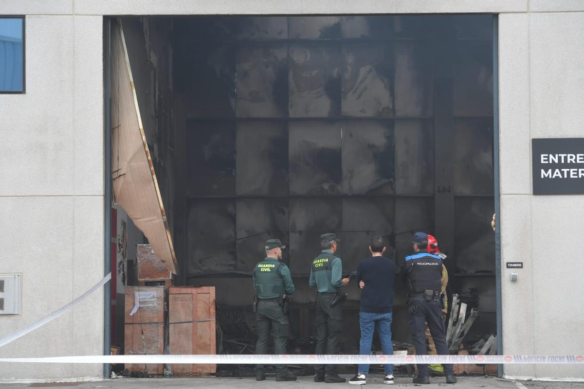 Un incendio destroza la nave de Trison en el polígono de Espíritu Santo