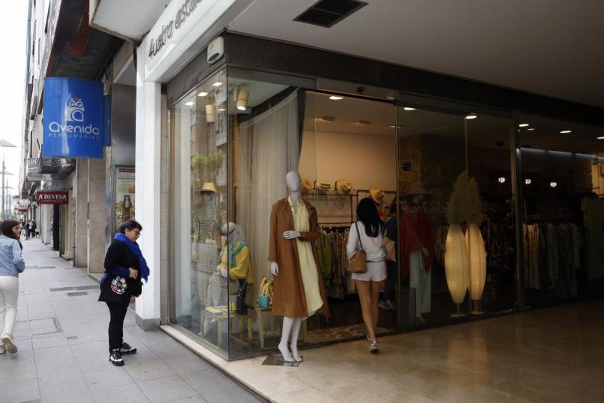 Una mujer ante un escaparate en Benito Corbal. | // G.S.