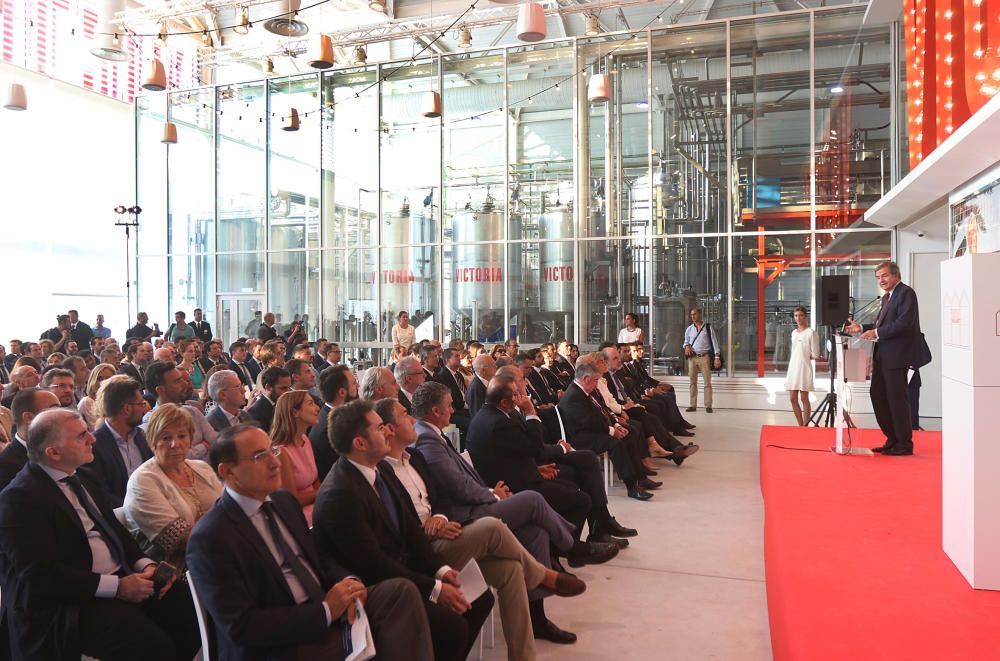 Representantes políticos e institucionales de Málaga acudieron al acto oficial de inauguración de la fábrica de Cerveza Victoria