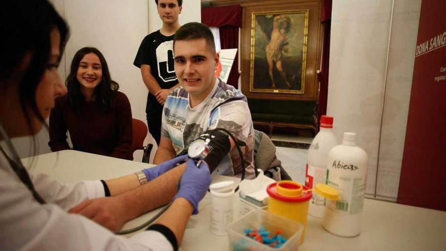 Sentados, Andrea Fernández y Jorge García; de pie, Gabriel Fernández Blanco, ayer, en el salón de recepciones del Ayuntamiento, donde se celebra el maratón de donantes de sangre de Avilés.