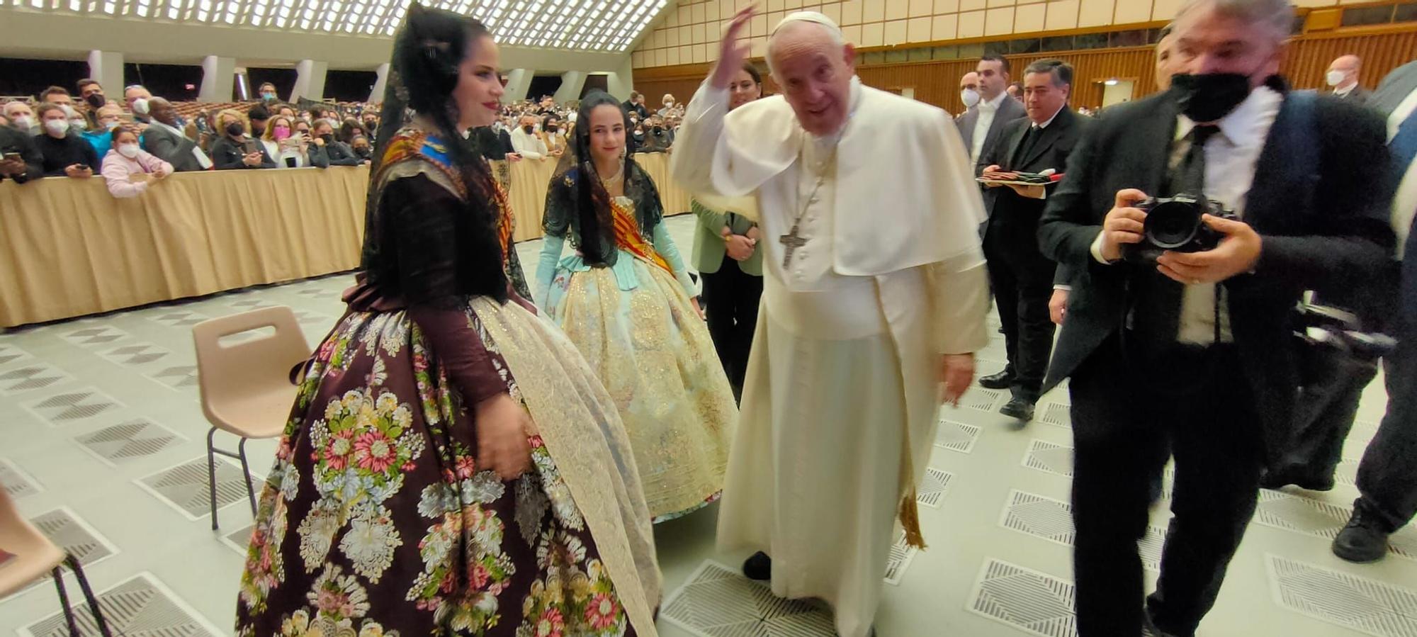 Extra Fallas Levante-EMV. Momento histórico: el papa Francisco recibe a las falleras mayores de València