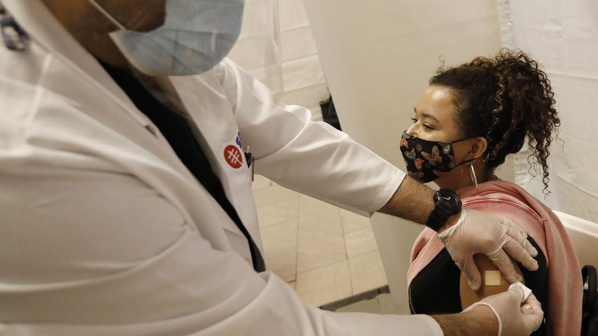 Una mujer estadounidense recibe la vacuna del covid