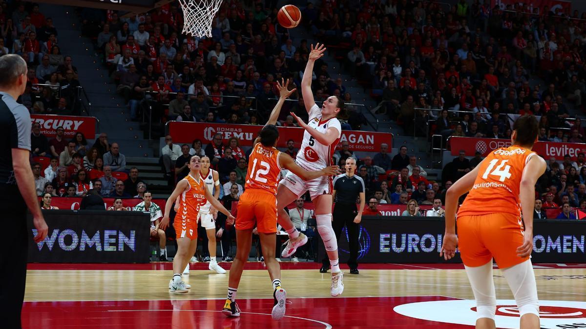 Hempe y Fingall lideran a la manada. Las notas del Casademont Zaragoza-Valencia Basket Hempe y Fingall lideran a la manada. Las notas del Casademont Zaragoza-Valencia Basket