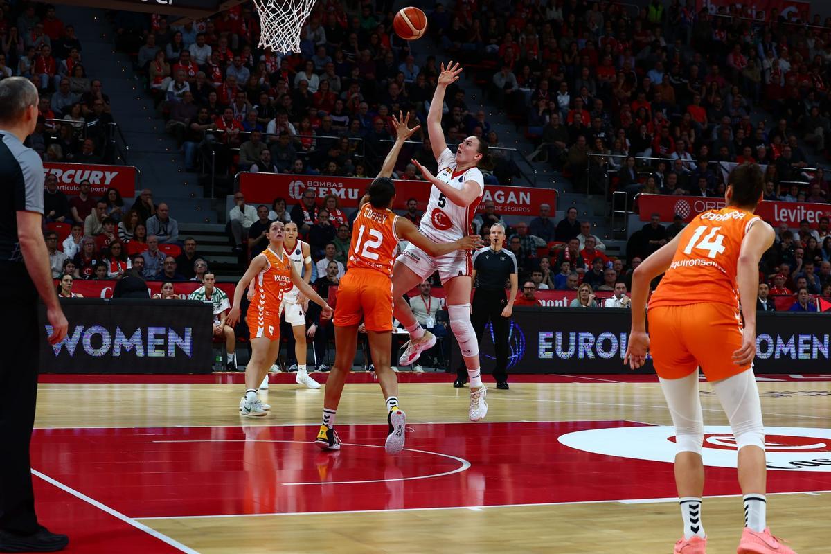 Hempe lanza a canasta durante una acción en duelo ante el Valencia